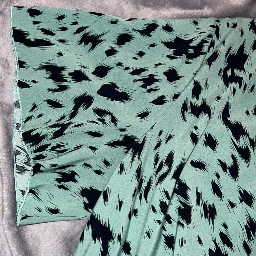 Plus Size Teal Printed V-Neck Swing Dress - Picture 10 of 10